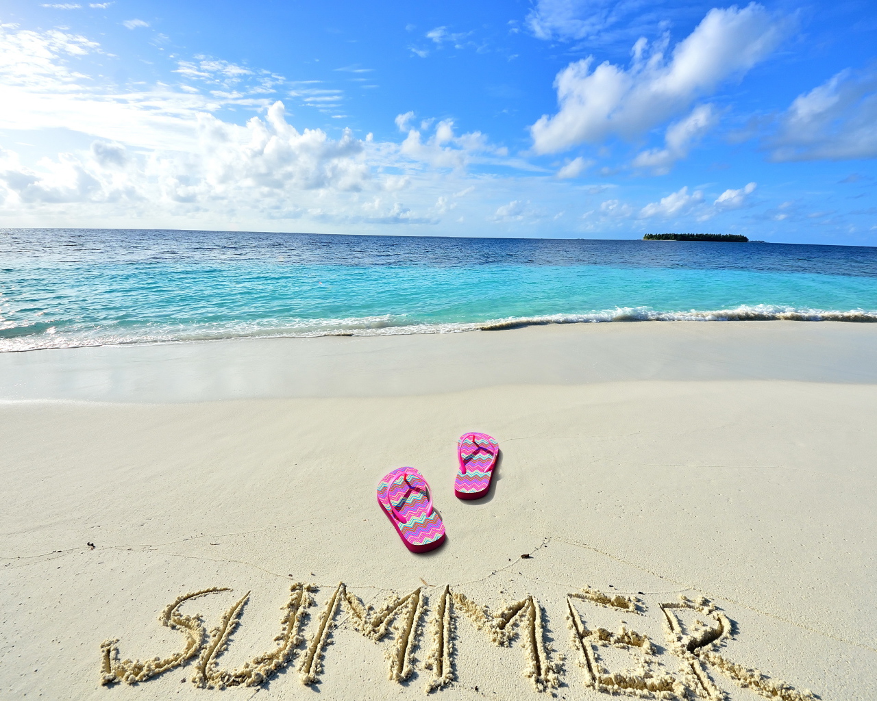 Надпись на теплом морском песке летом