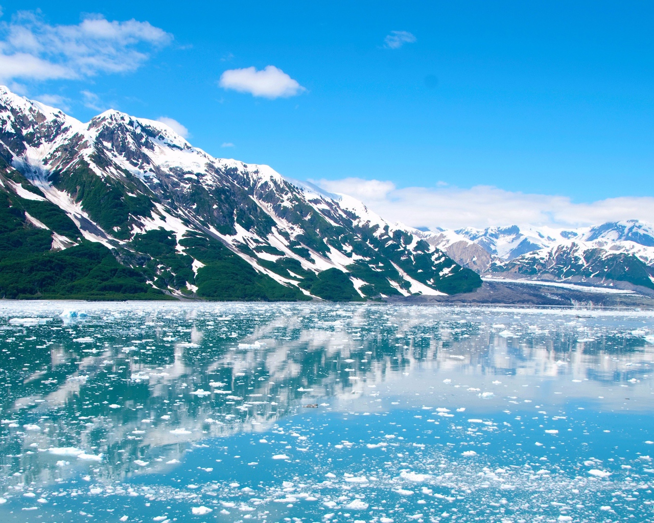 Заснеженные горы на берегу Балтийского моря 