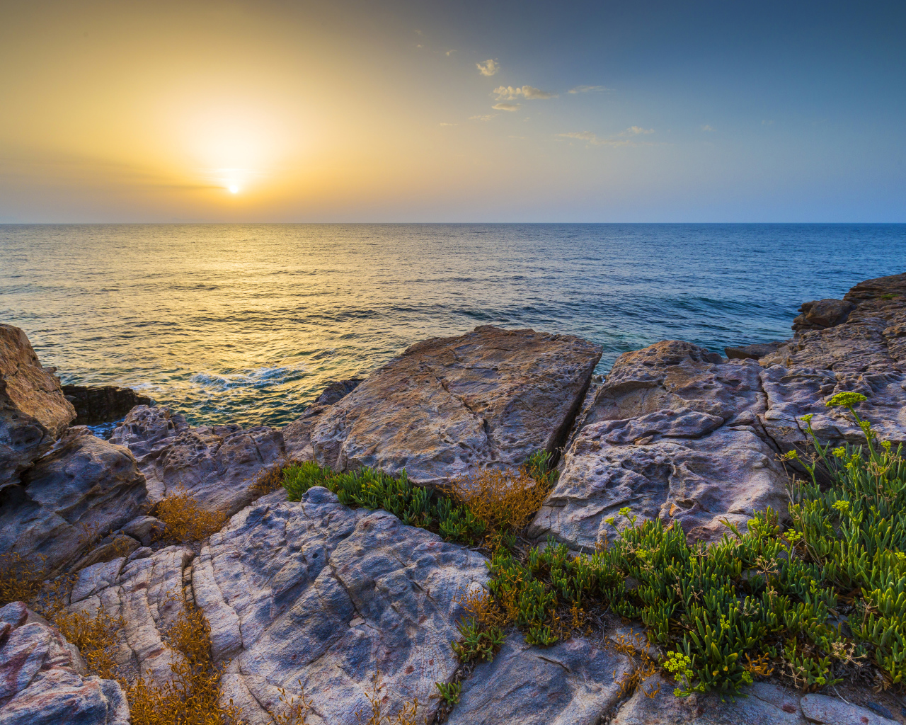Каменные скалы на закате солнца над Средиземным морем, Греция