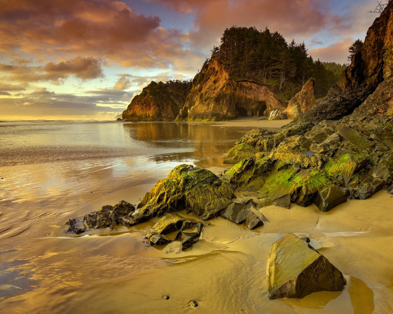 Каменные скалы на берегу моря на закате