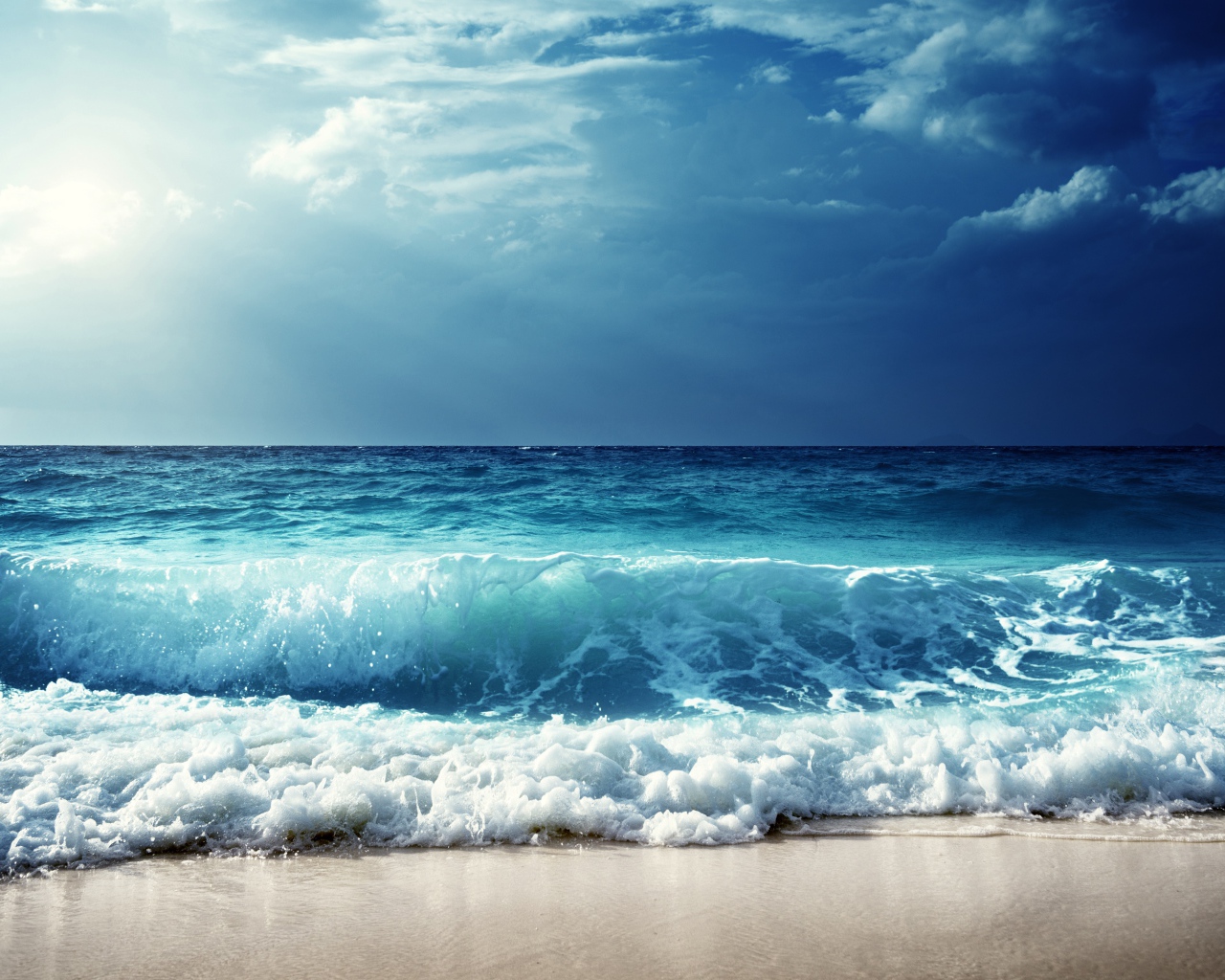 Бушующие морские волны на фоне голубого неба