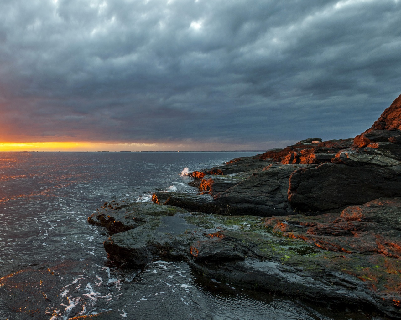 Каменное побережье в Норвегии на закате 