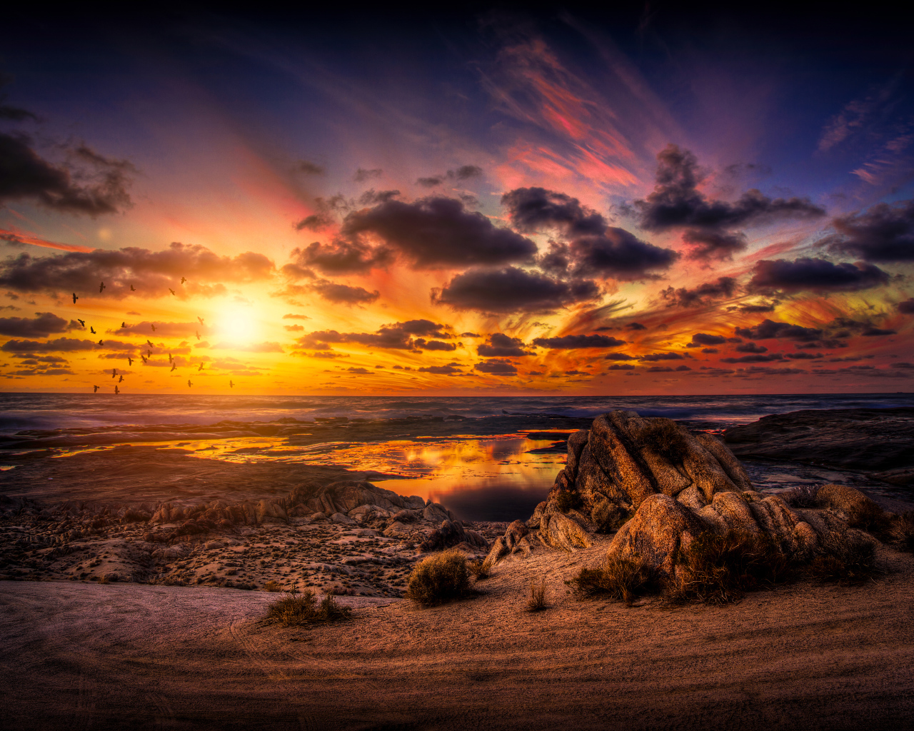 Закат солнца в облачном небе над высохшим озером