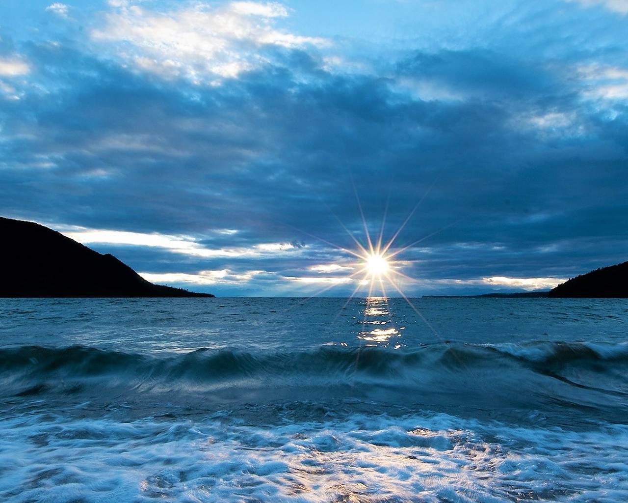 Закат летнего солнца над океаном