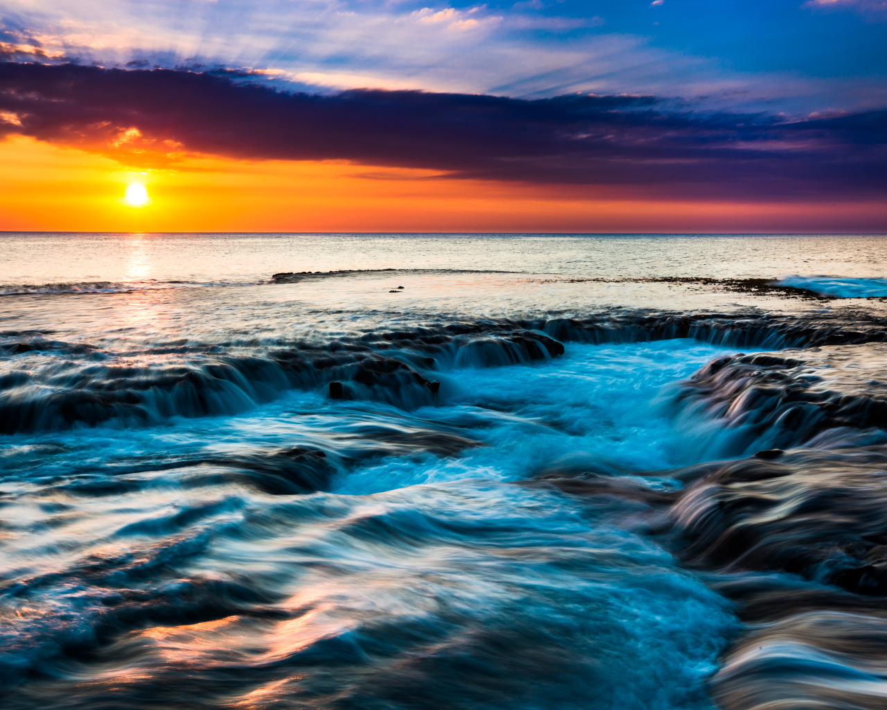 Закат солнца на горизонте над морем