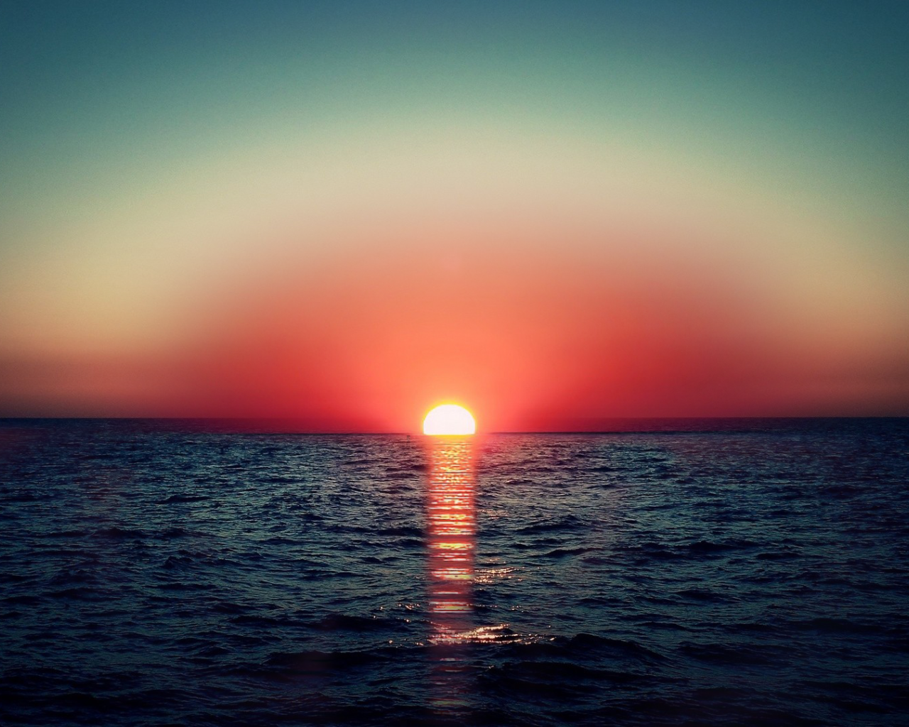 Закат красного солнца в море