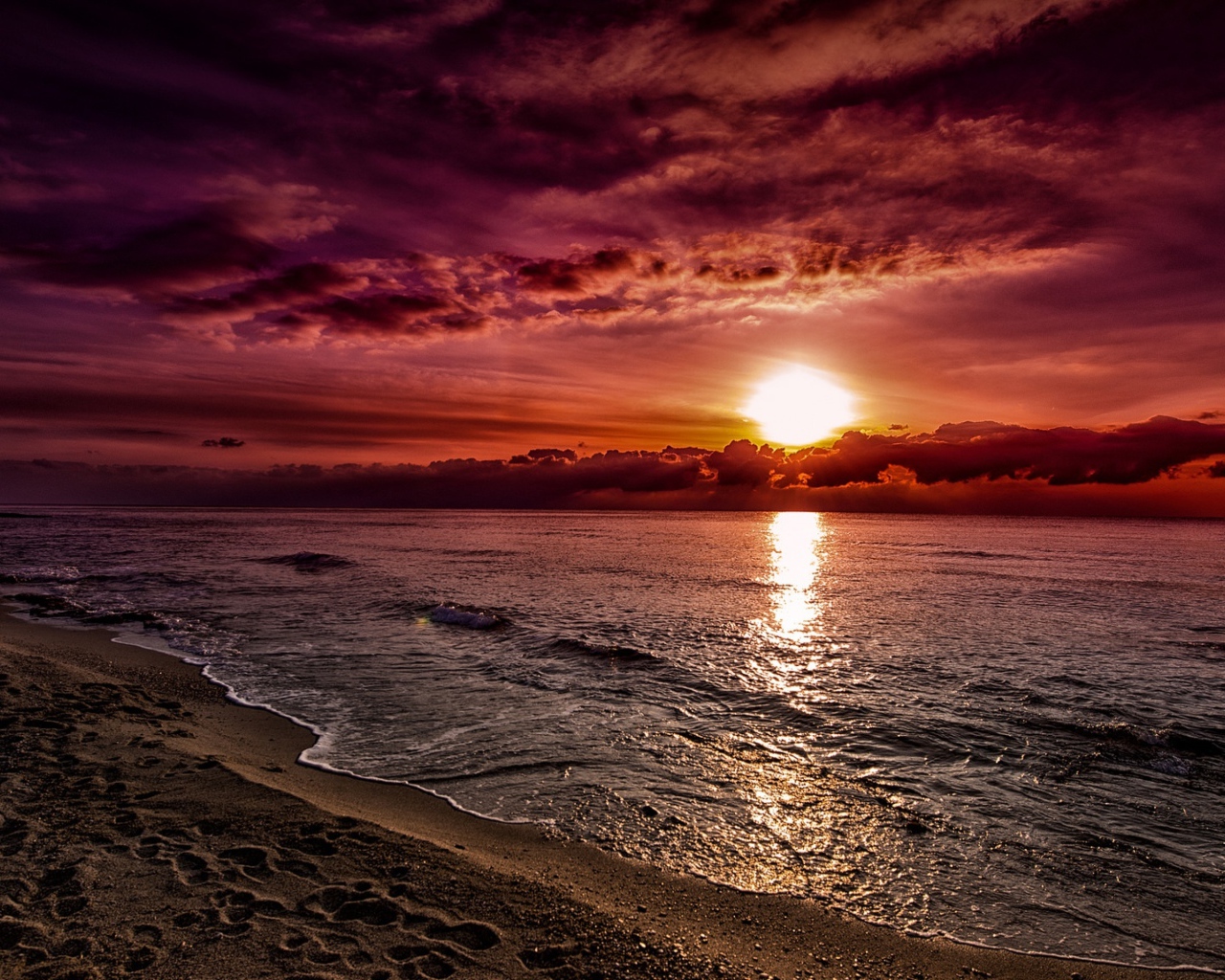 Закат красного солнца над океаном 