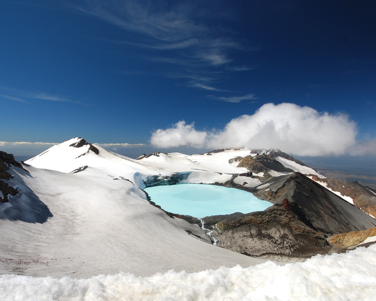 Заснеженный кратер вулкана Тонгариро под голубым небом, Новая Зеландия