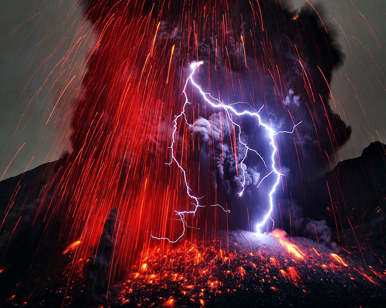 Извержение вулкана Сакурадзима, Япония 