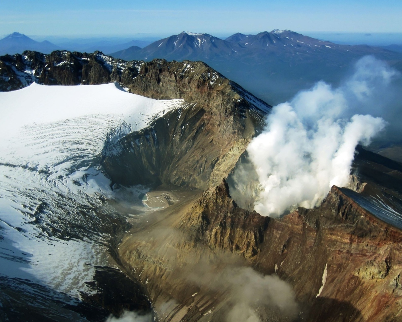Дымящийся вулкан, Камчатка Россия 