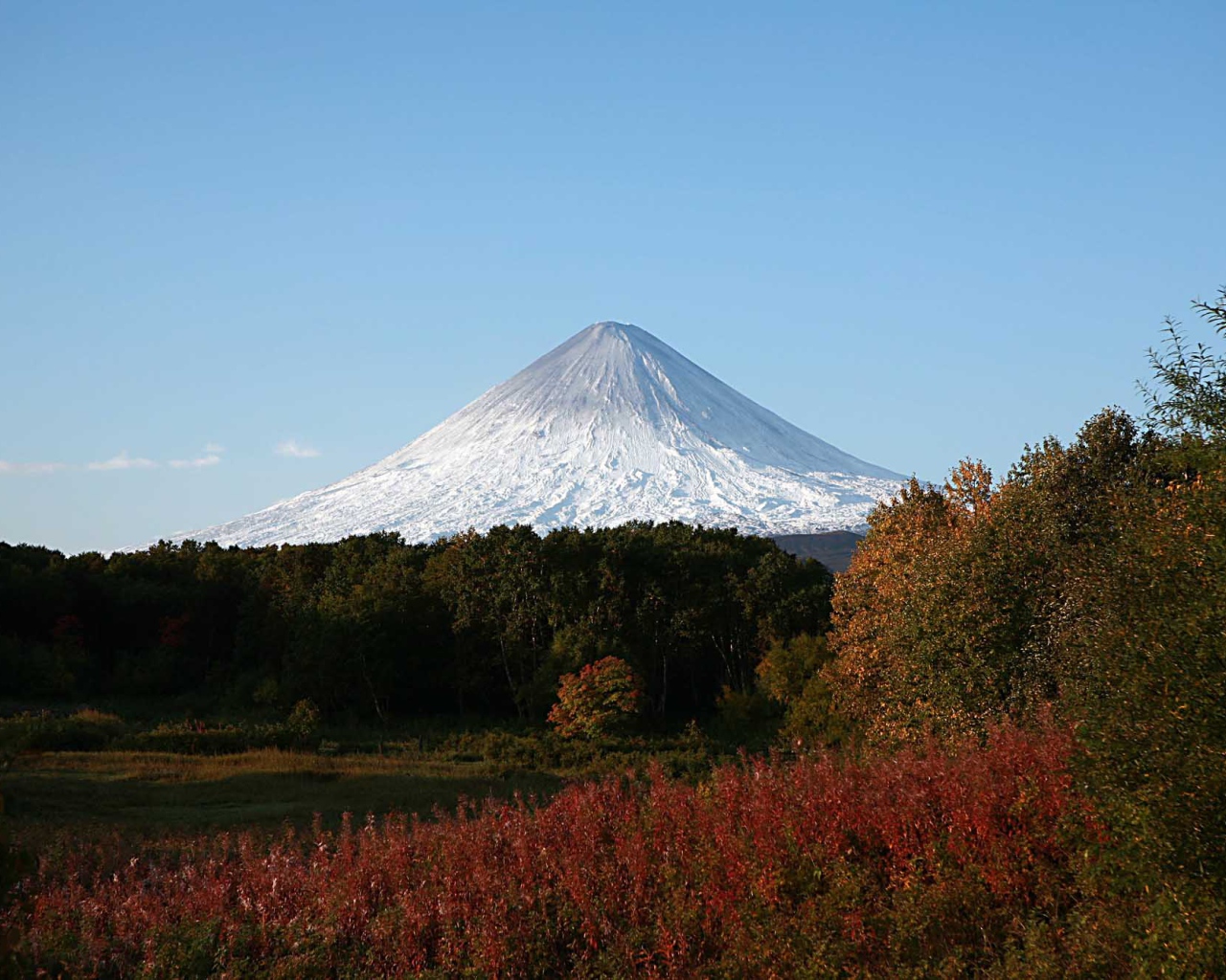 Вид на заснеженную вершину вулкана Ключевская сопка 