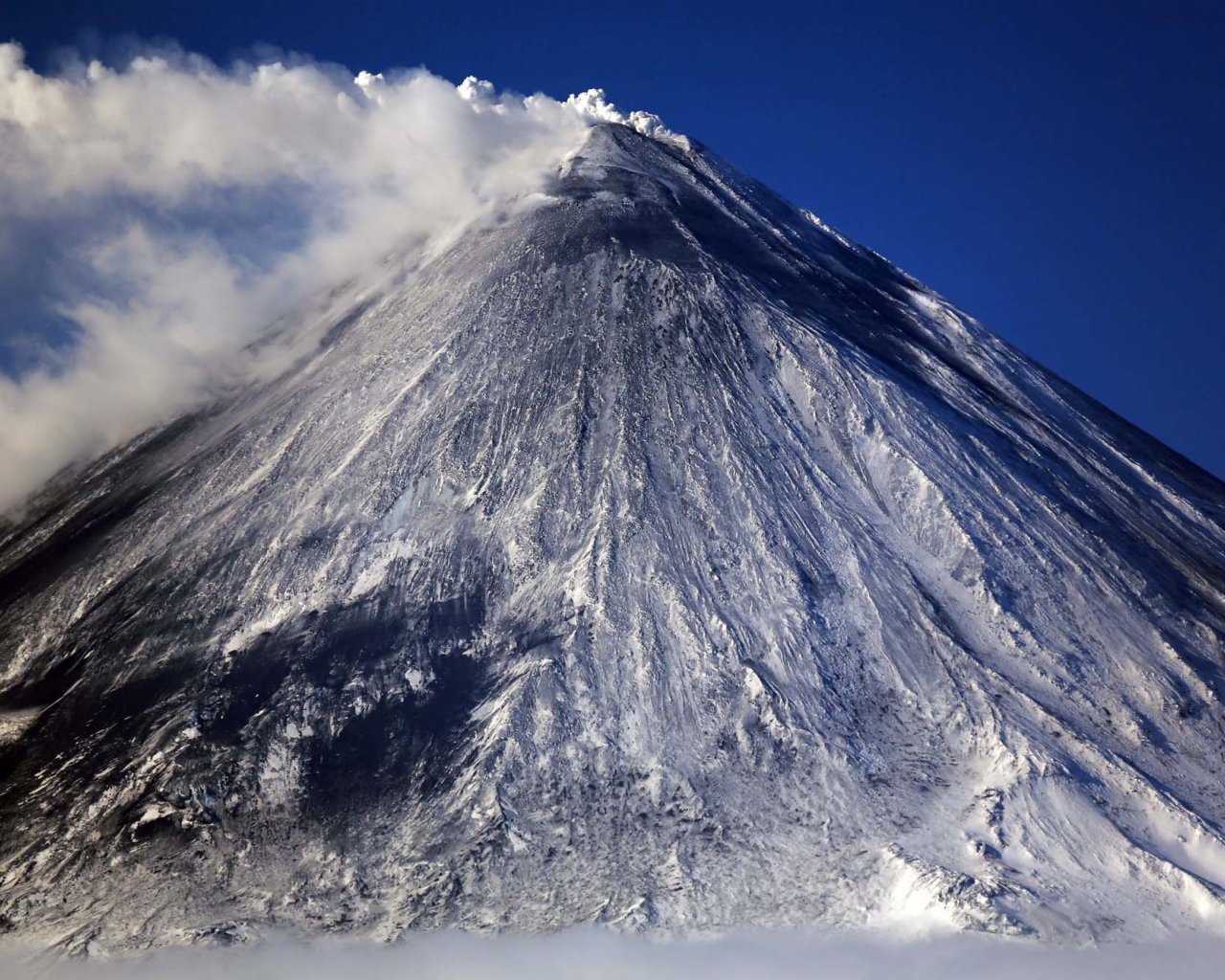 Белый дым выходит из вулкана Ключевская сопка 