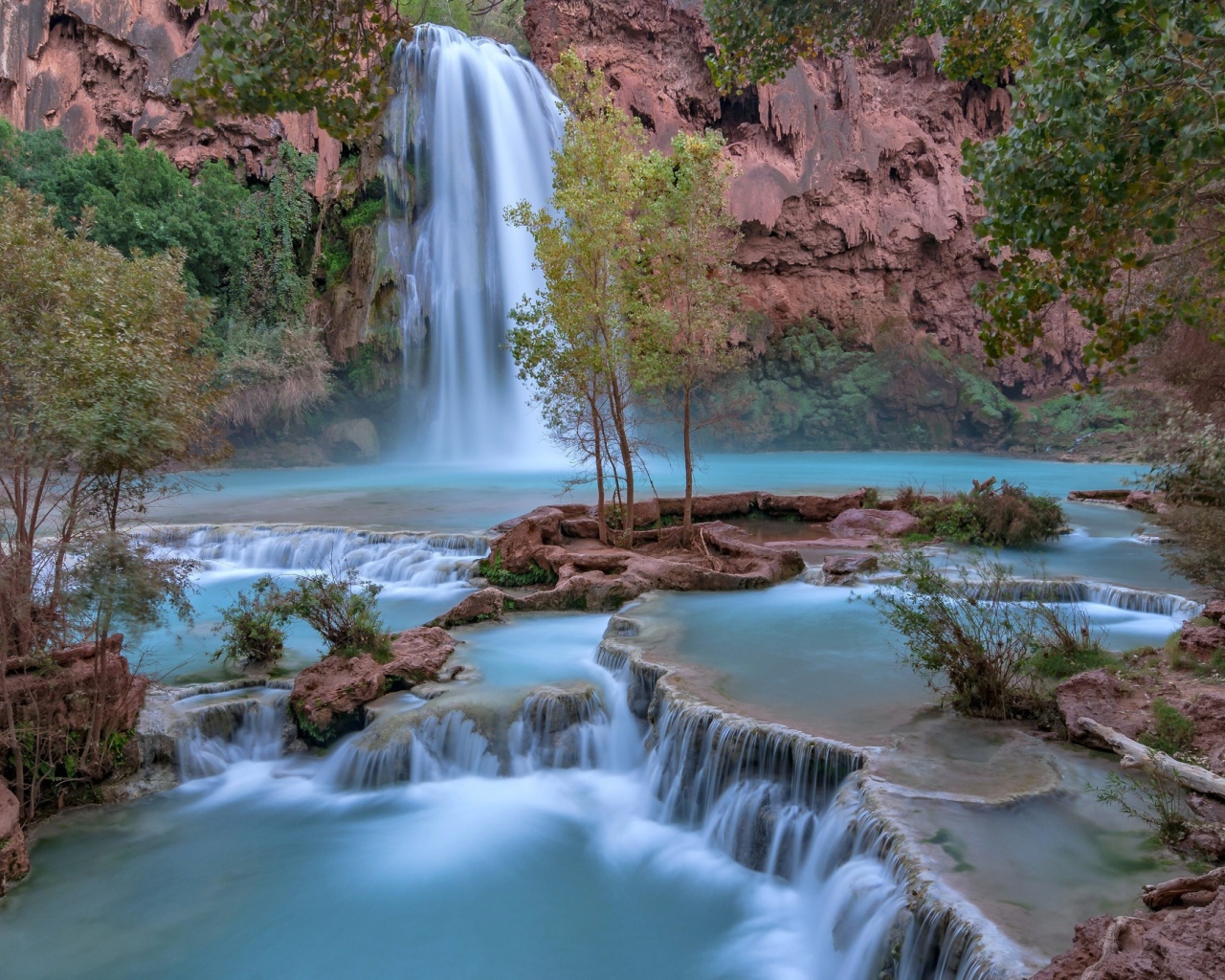 Красивый водопад стекает со скалы 