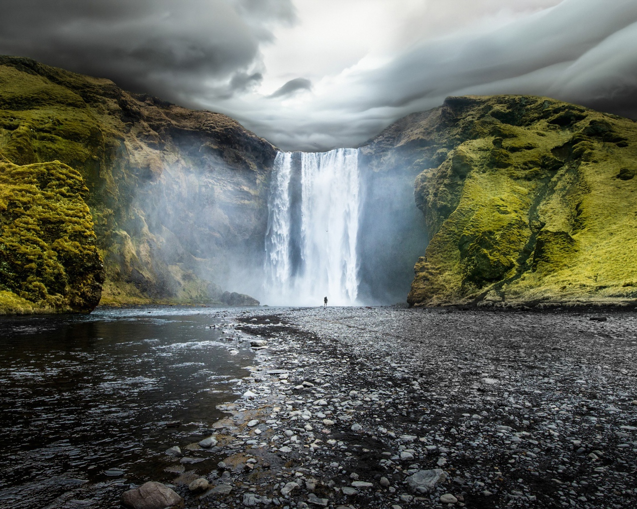 Живописный водопад Скоугафосс, Исландия 