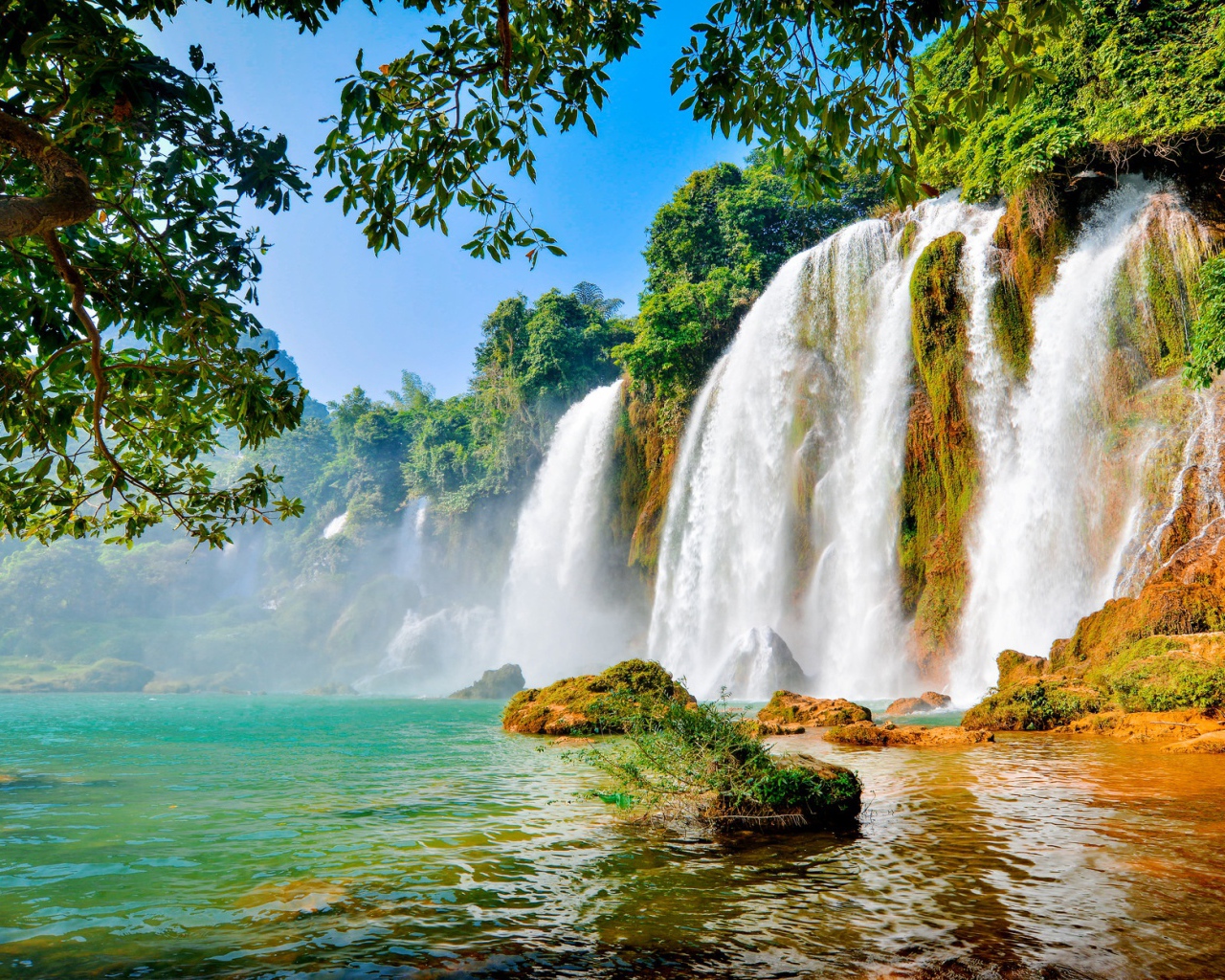 Водопад стекает по скале в озеро