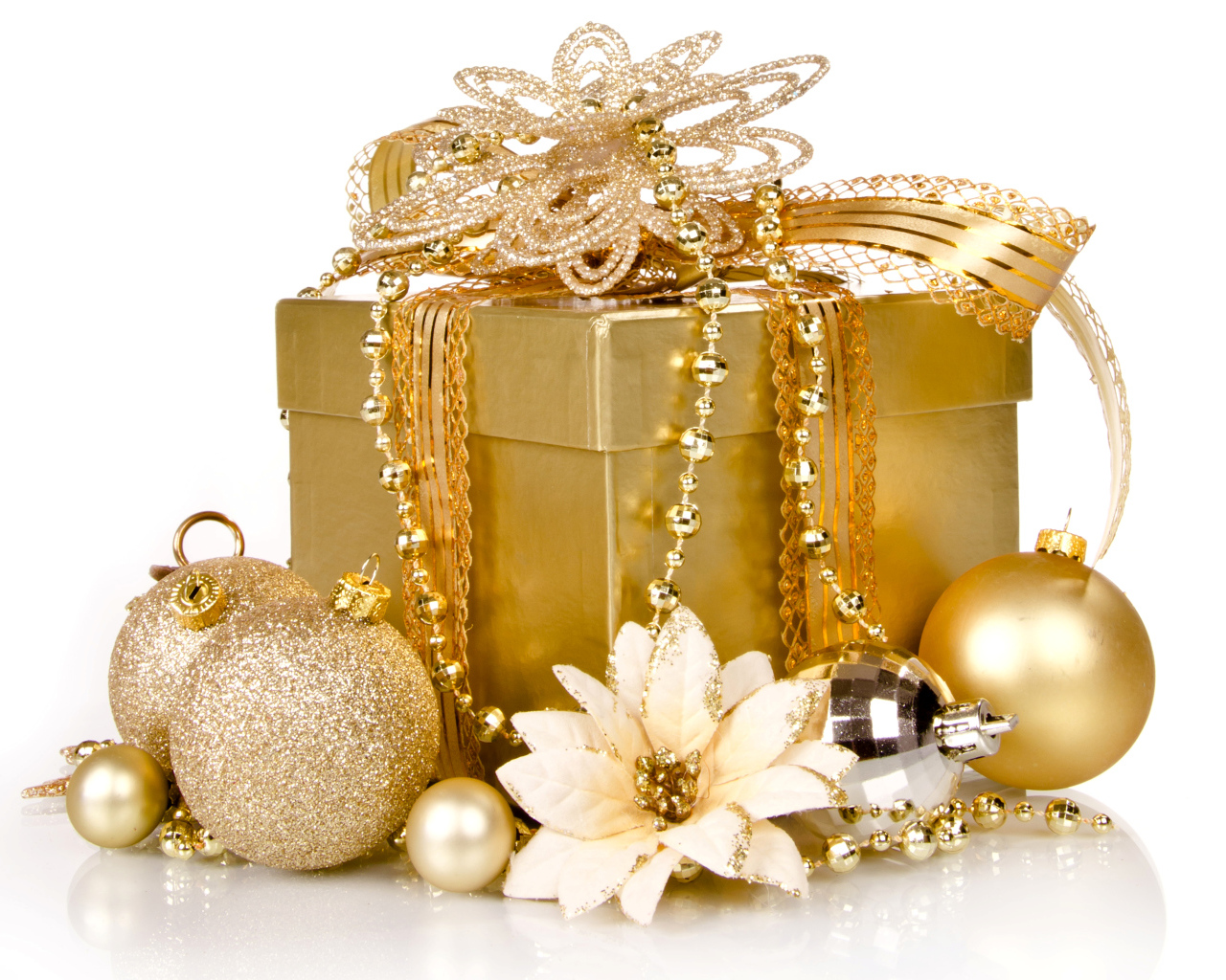 Коробка с Новогодним подарком с елочными  шариками на белом фоне