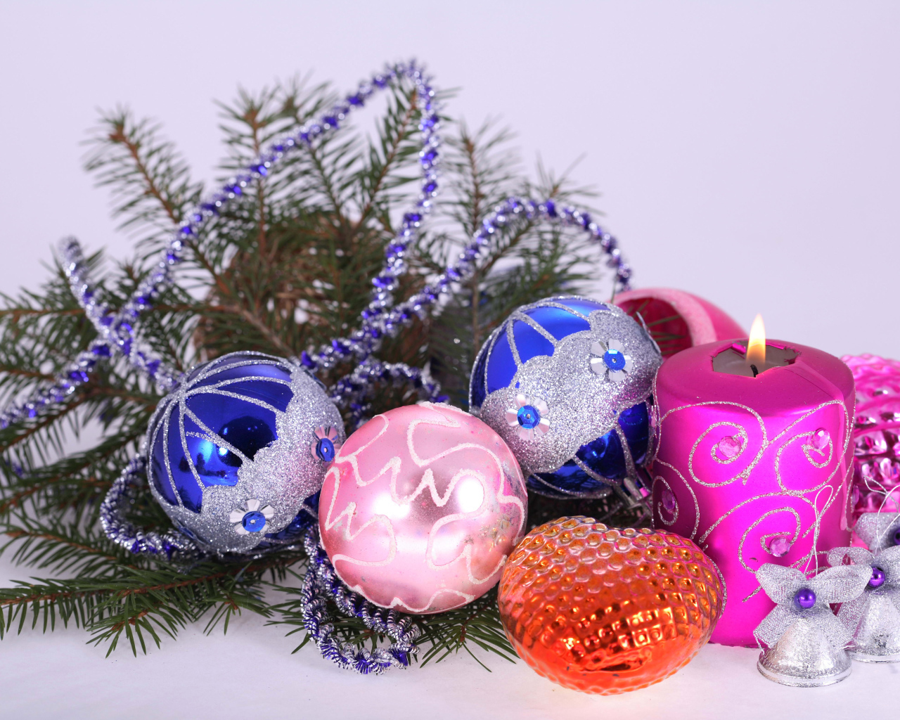 Красивые новогодние украшения с зеленой еловой веткой