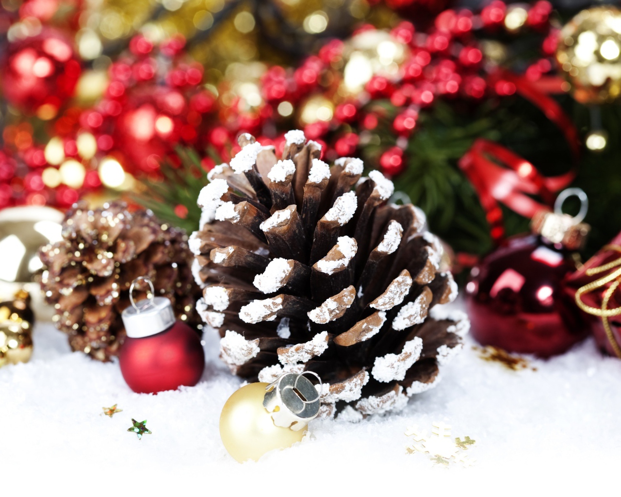 Большая елочная шишка с игрушками на Новый год 2018