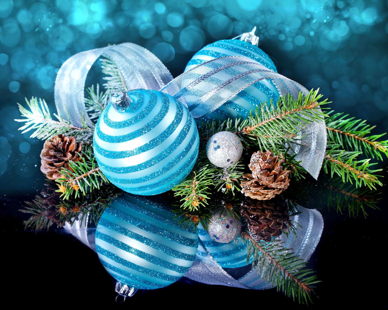 Яркие голубые новогодние шары с лентой и еловой веткой