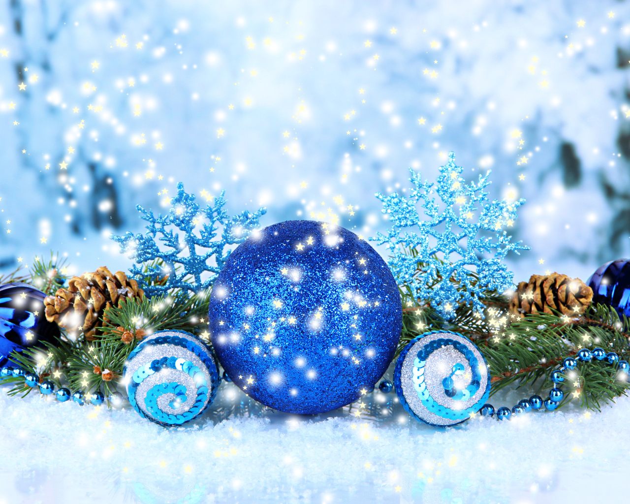 Яркие голубые шары и снежинки на Новый год 2018 и Рождество