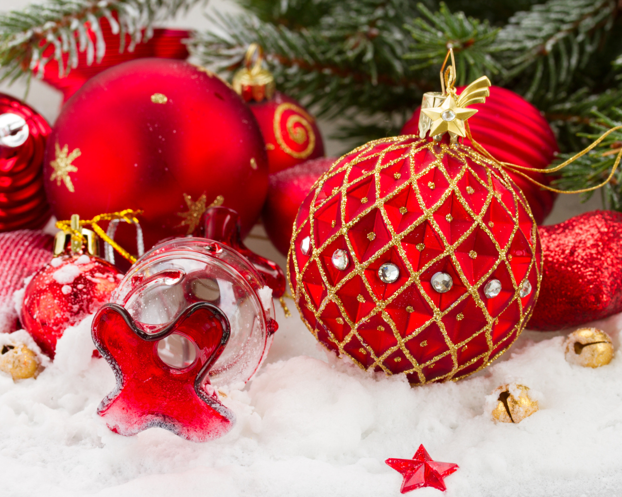 Яркие красные новогодние шары на елку