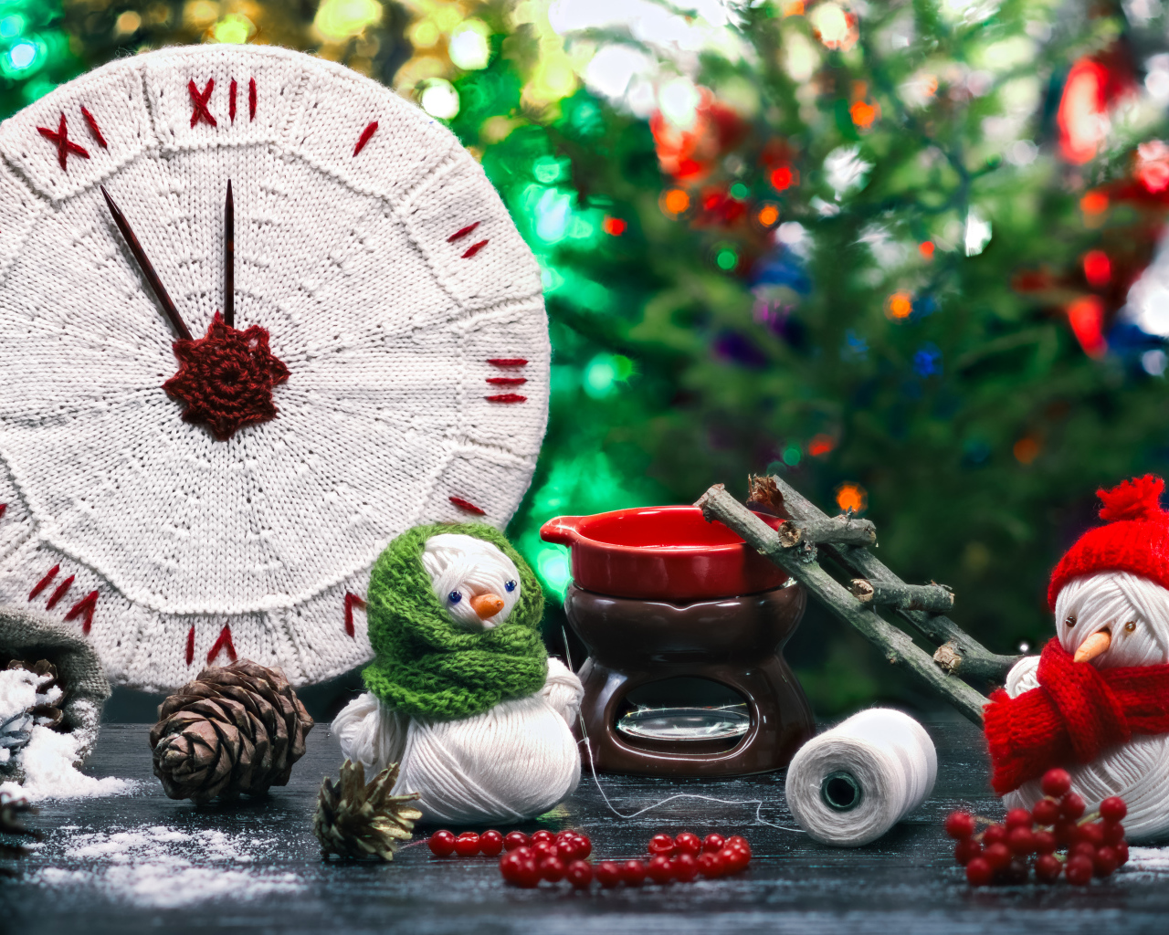 Новогодние часы со снеговиками из нитей