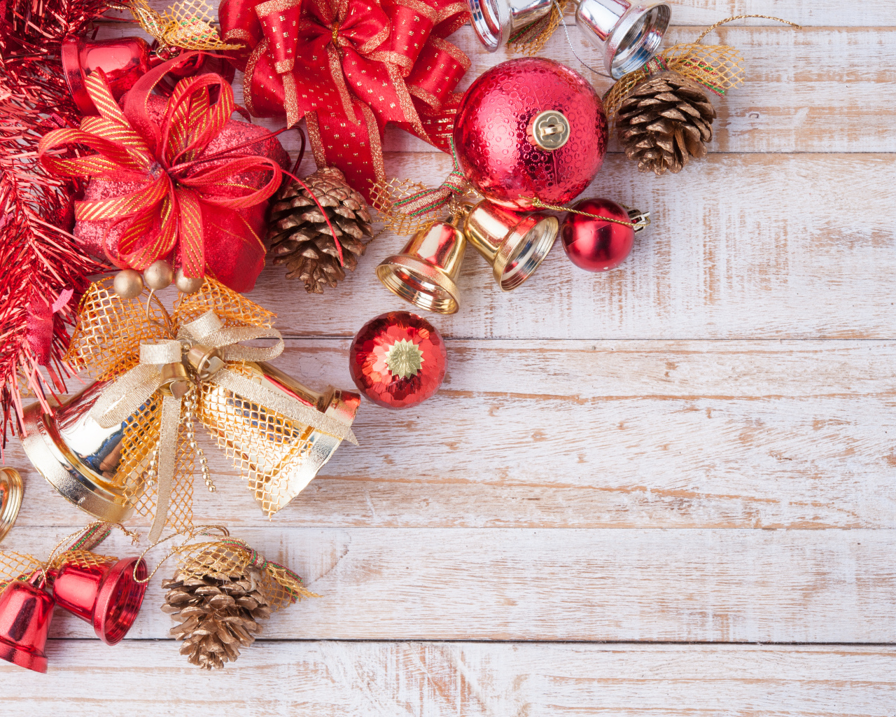 Новогодние украшения, колокольчики на деревяной доске. Фон для новогодней открытки