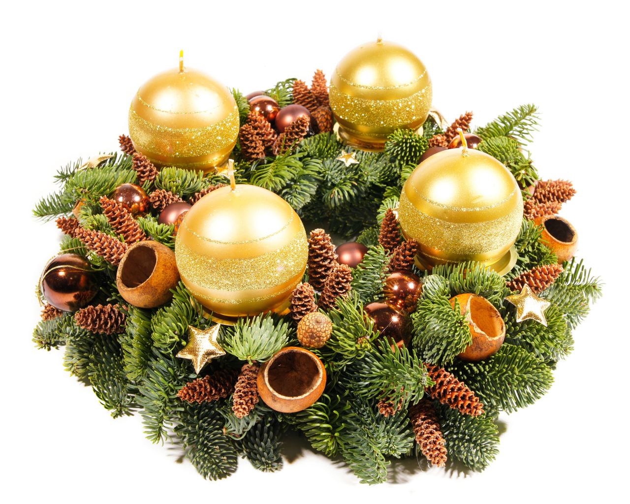Рождественский венок с золотыми свечами на белом фоне