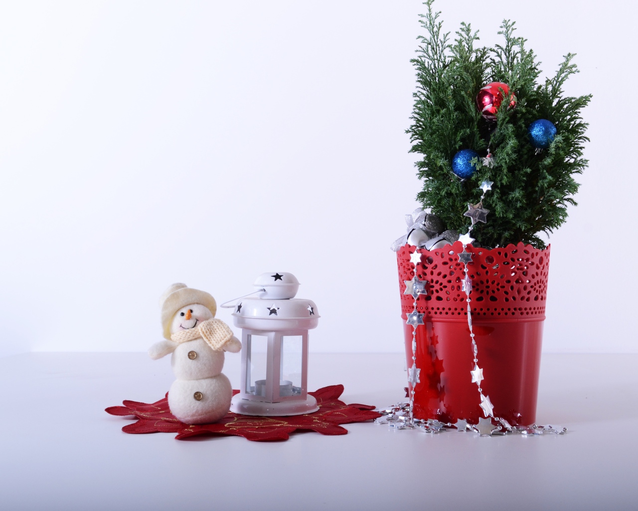 Праздничный новогодний декор на сером фоне