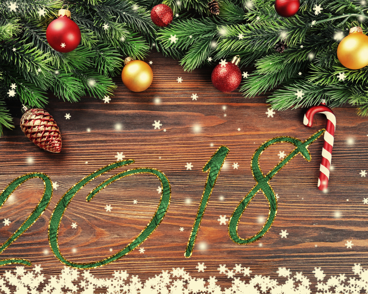 Цифры 2018 на фоне новогоднего декора