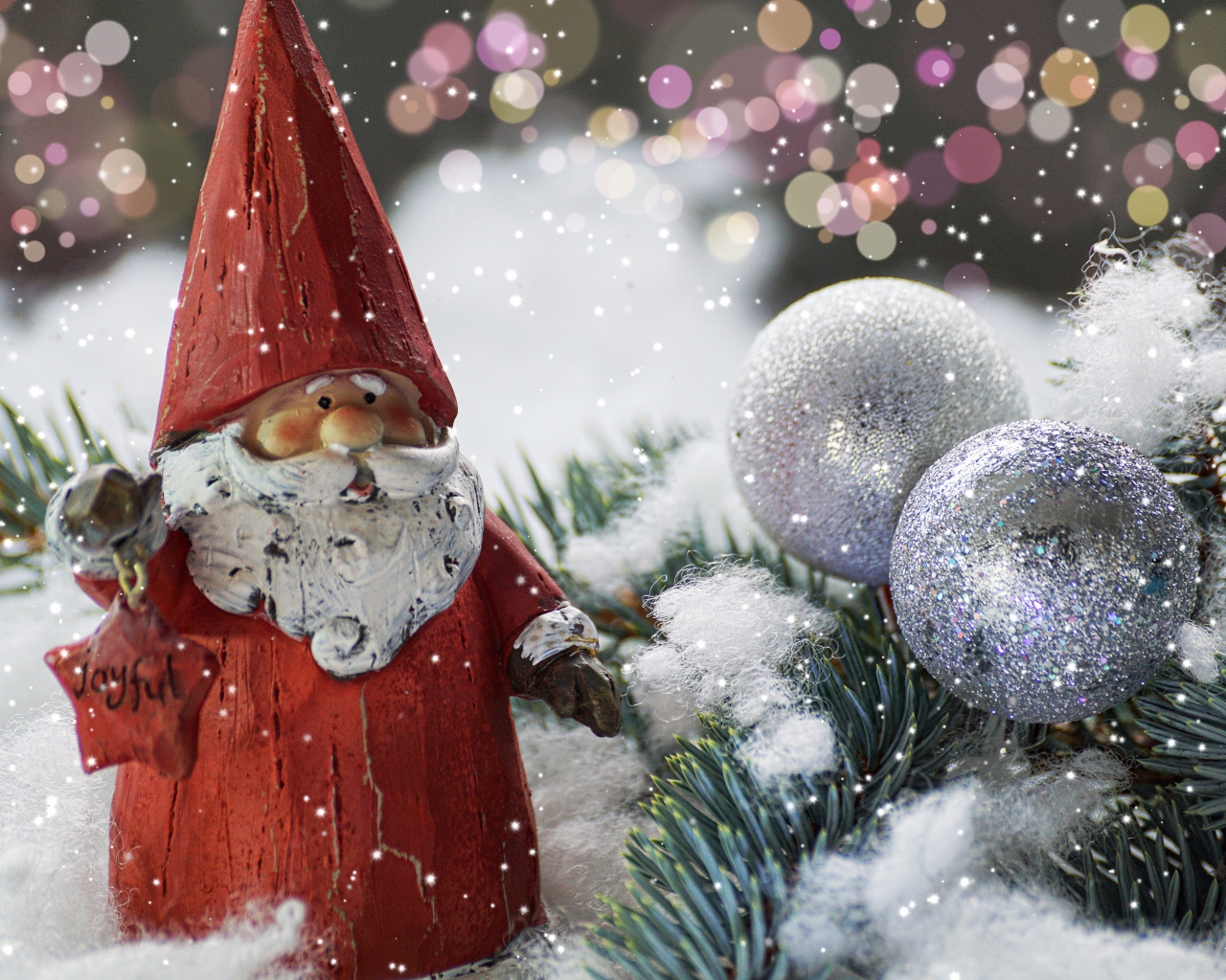 Статуэтка деда Мороза рядом с еловой веткой и яркими шарами