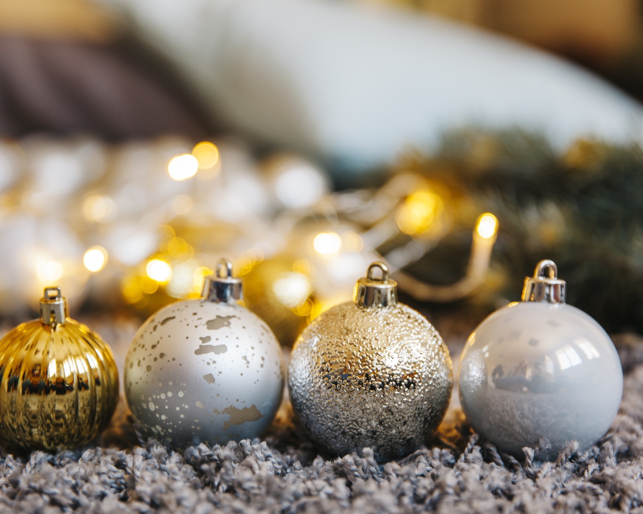 Четыре разноцветных елочных шарика