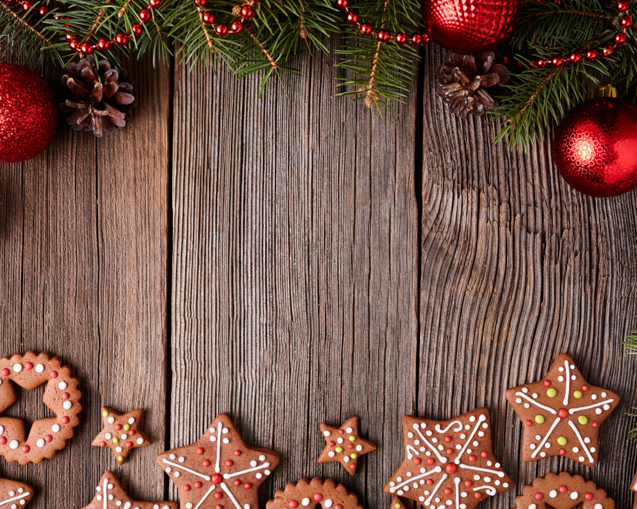 Имбирное печенье и красные елочные шары, фон для новогодней открытки