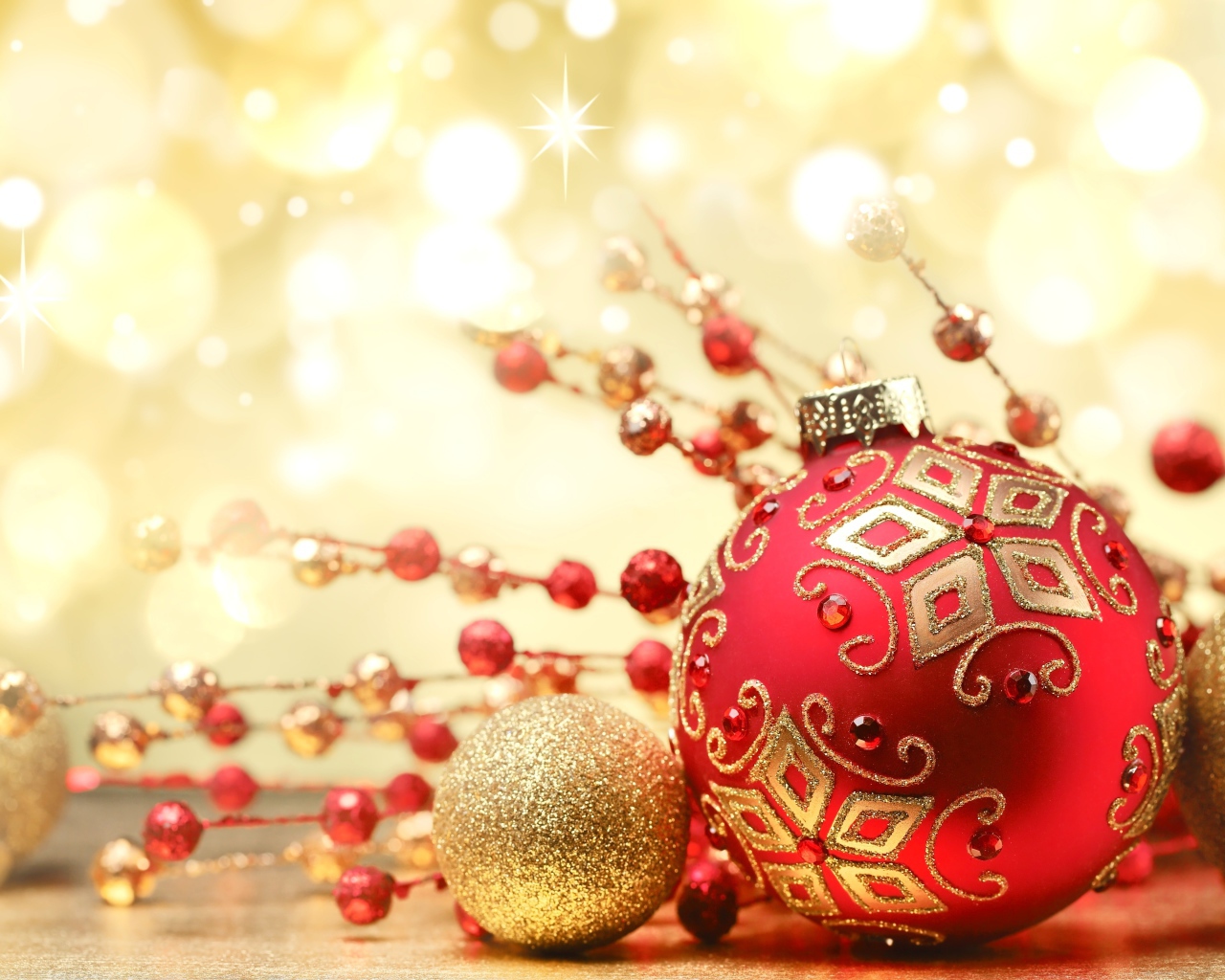 Красный елочный шар с украшениями для Нового года