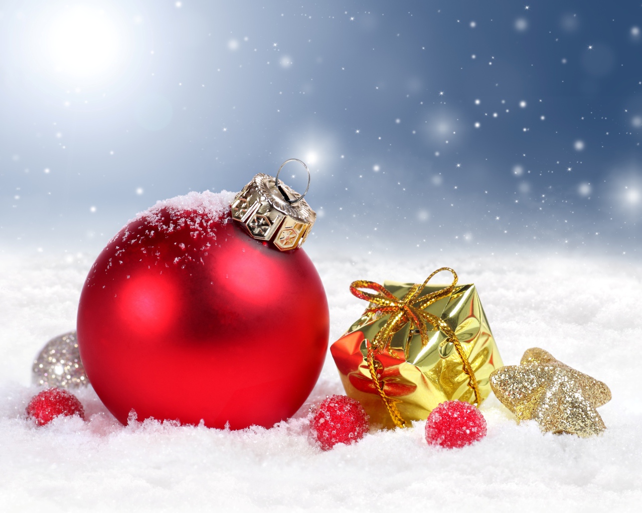 Красный елочный шар с маленькими подарками