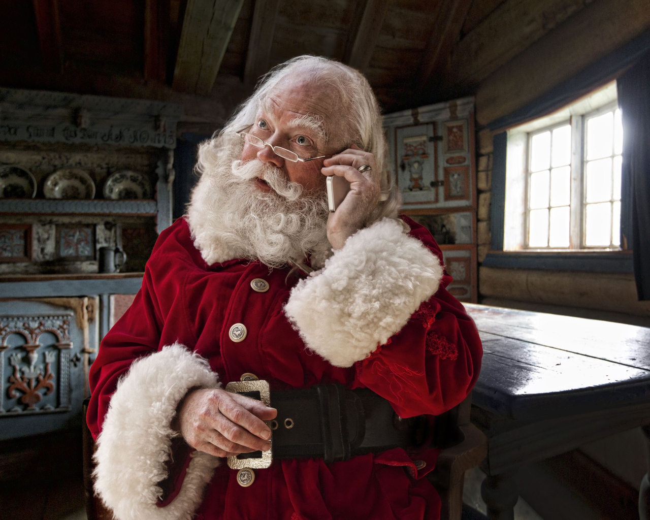 Санта Клаус разговаривает по мобильному телефону