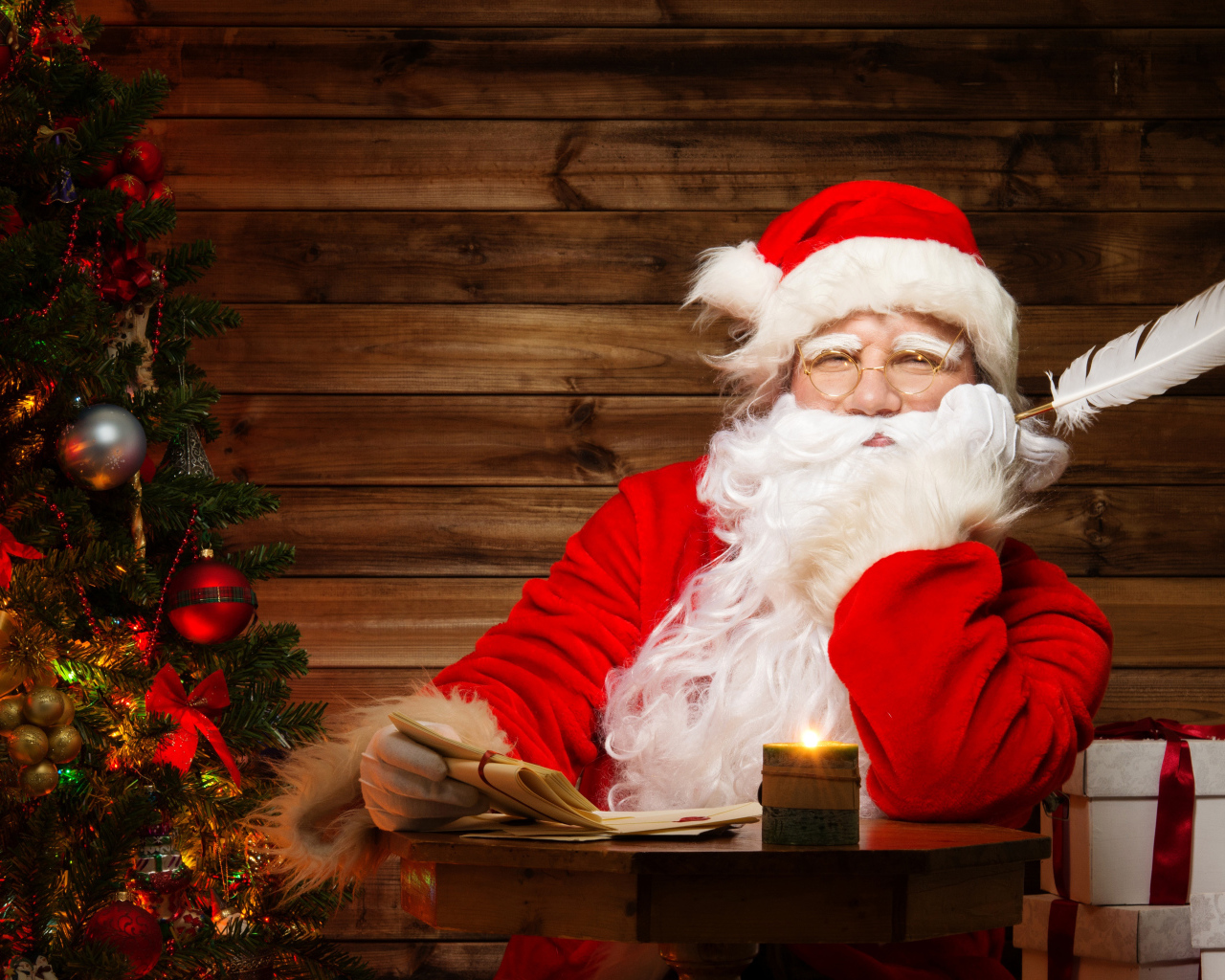 Дед Мороз читает письма у новогодней елки