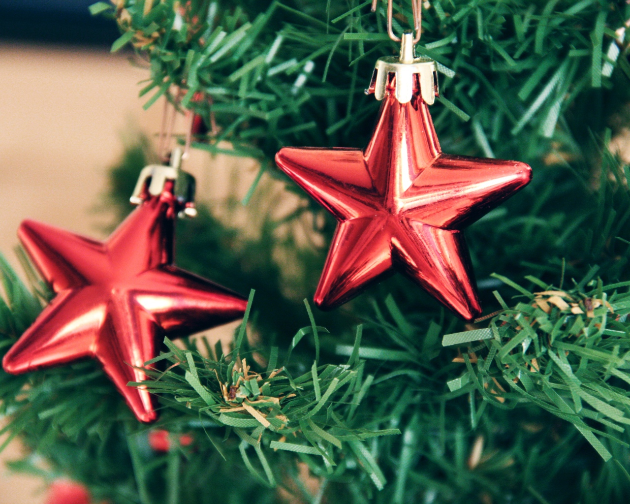 Две красные звезды на елке на Новый год, 2018