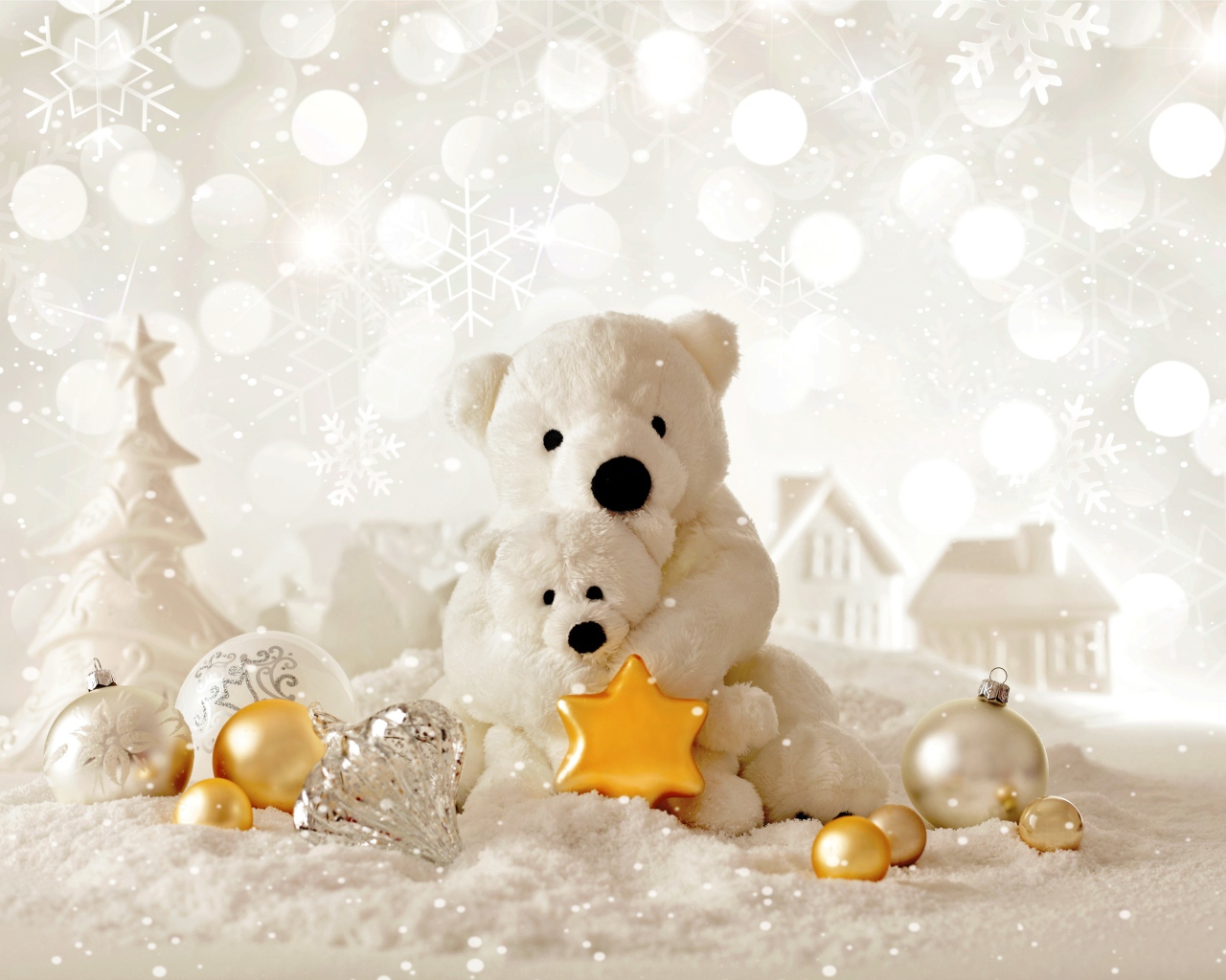 Две белых игрушечных медведя и елочные украшения на Новый год 2018