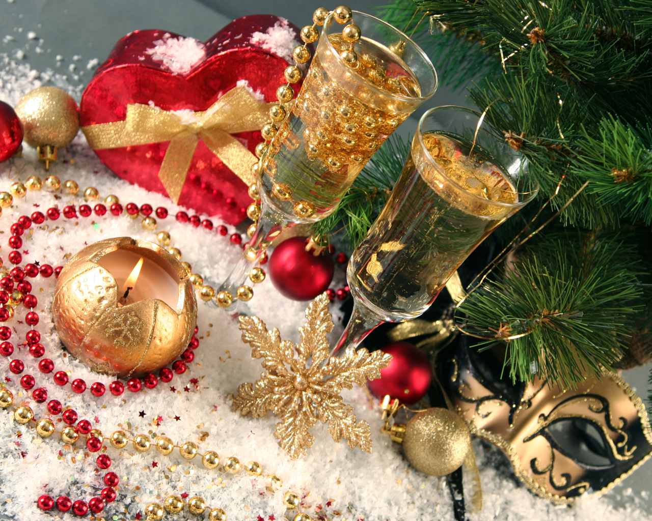 Два фужера с шампанский с новогодним декором под елкой