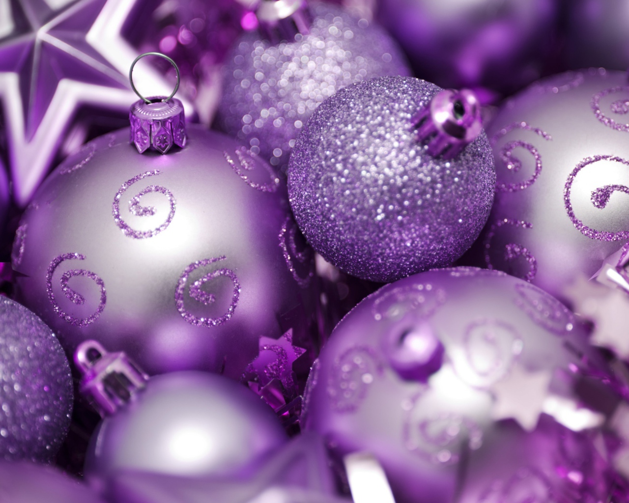 Фиолетовые новогодние елочные шары
