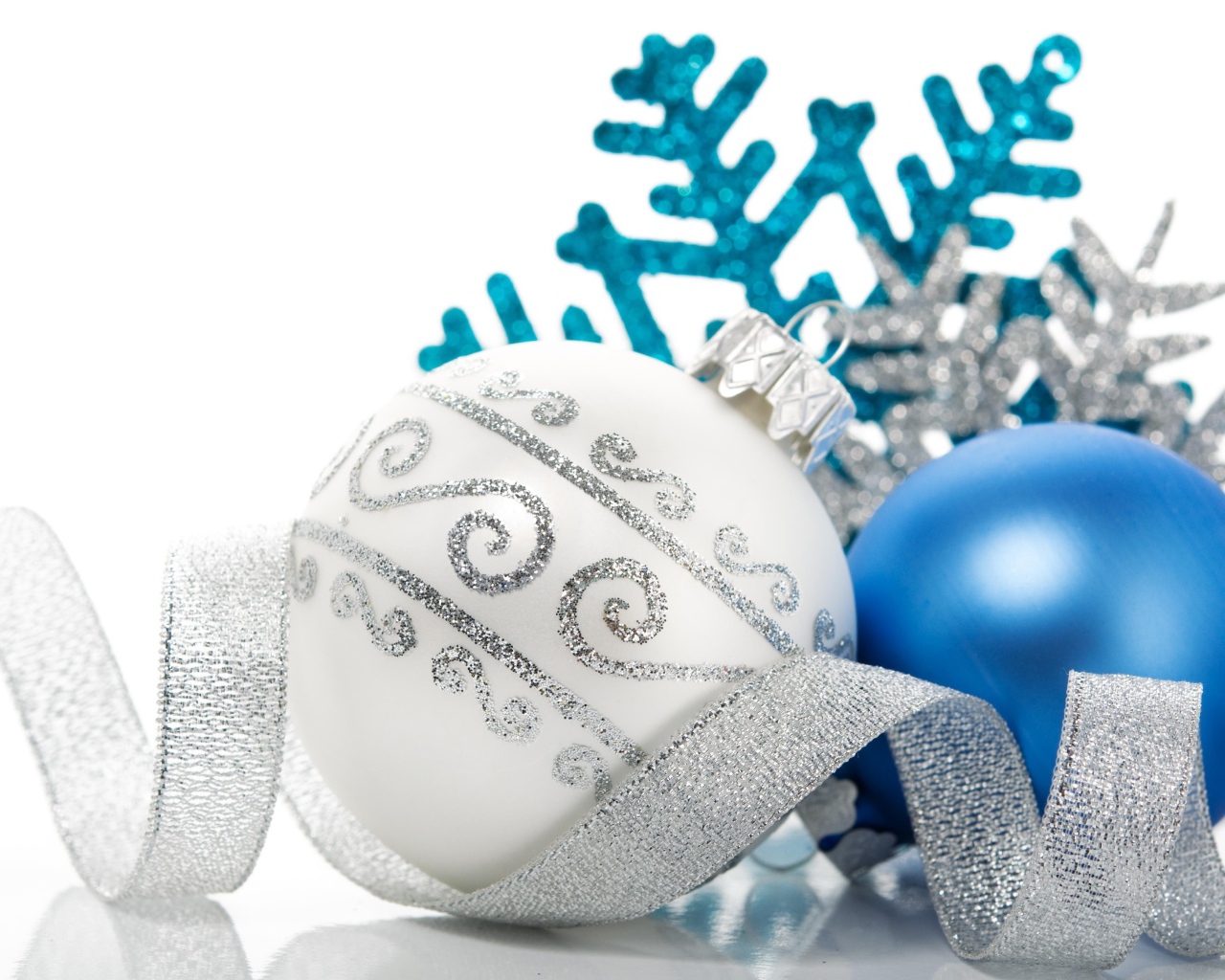 Белый и голубой елочные шары с яркой лентой на белом фоне