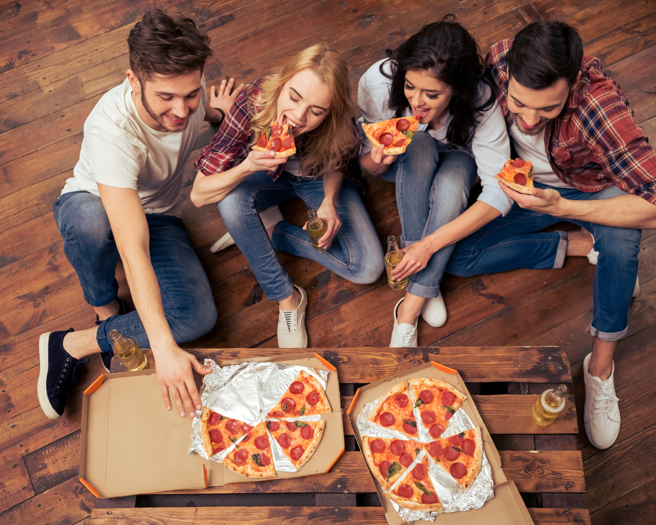 Компания друзей ест аппетитную пиццу