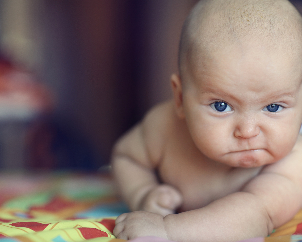 Маленький ребенок с серьезным взглядом