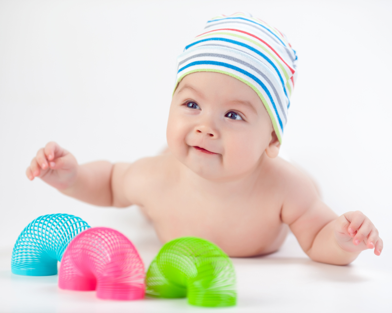 Грудной ребенок с разноцветными игрушками