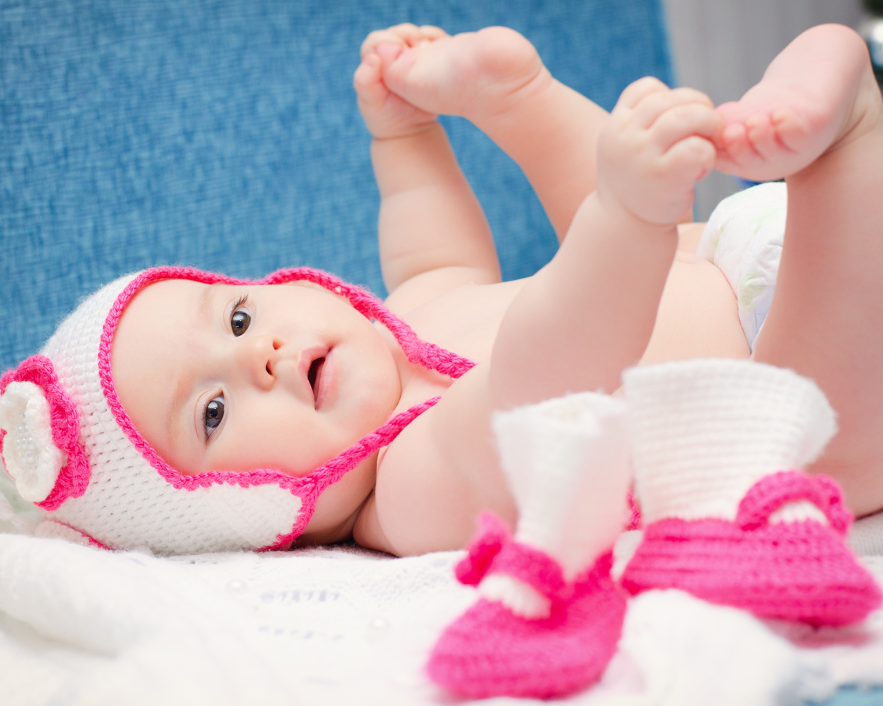 Милый грудной ребенок в вязаной шапке