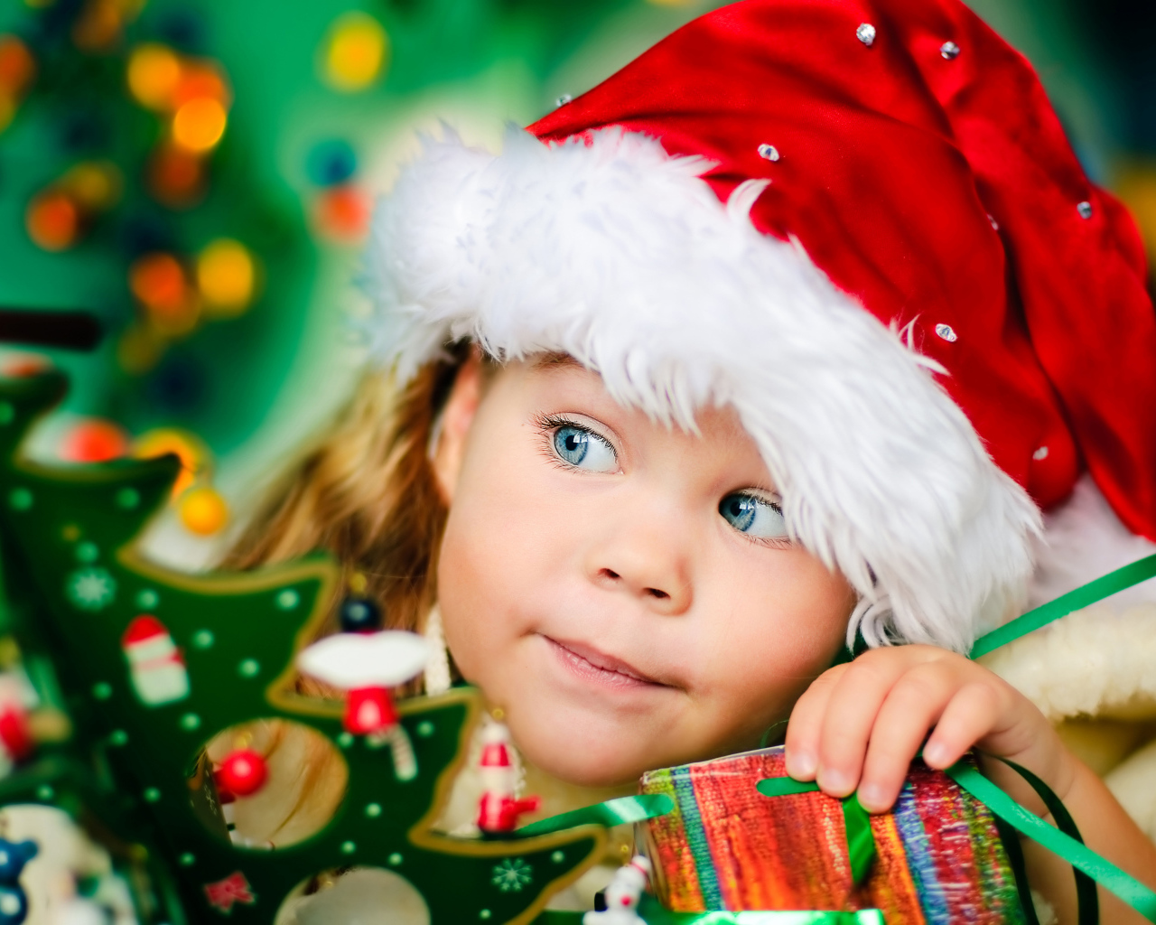 Милая маленькая девочка в шапке Санты