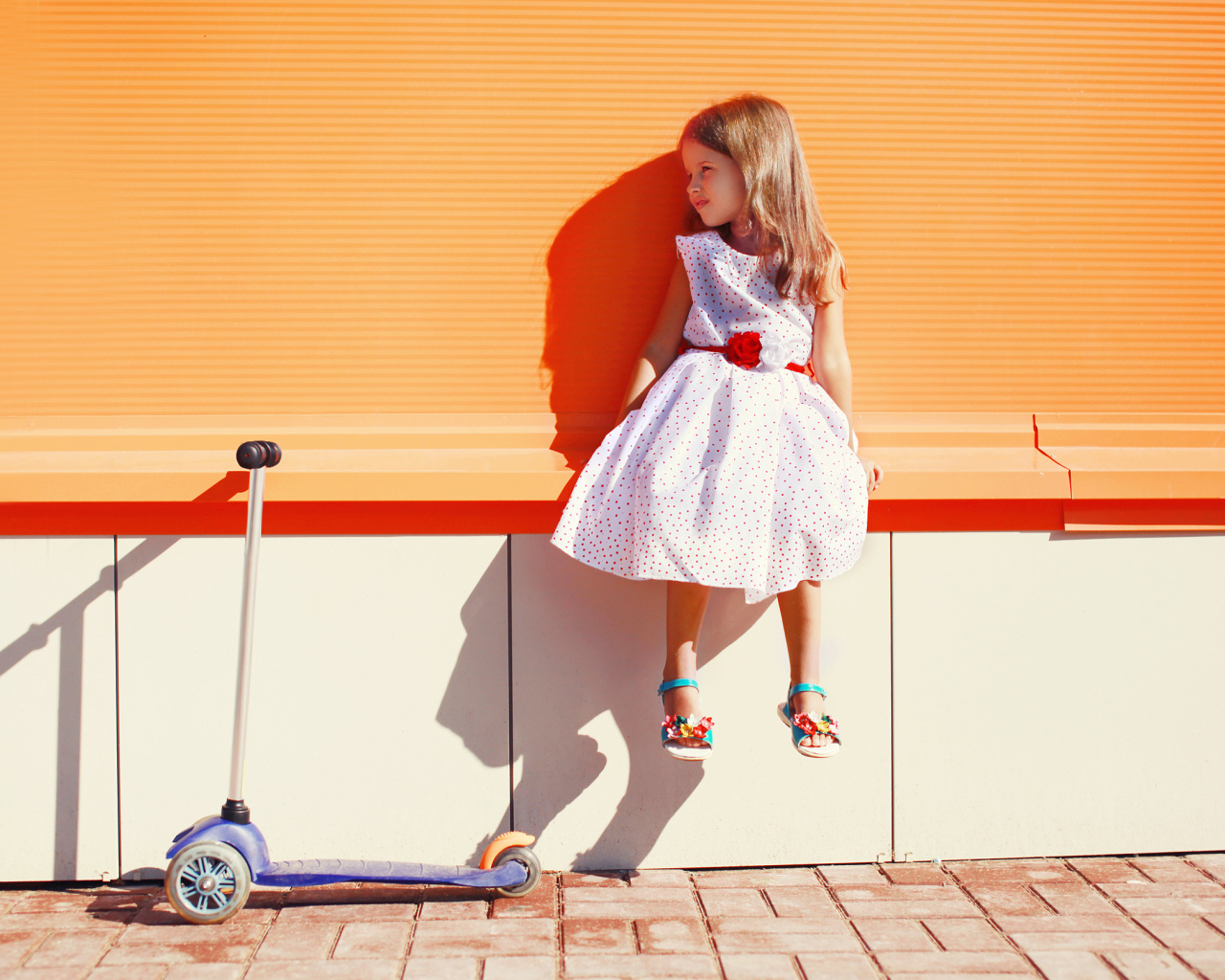 Девочка в красивом платье с самокатом
