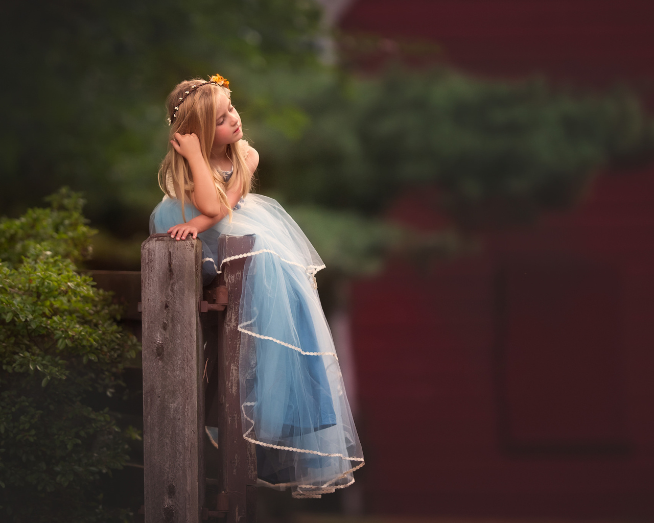 Девочка в красивом длинном голубом платье 