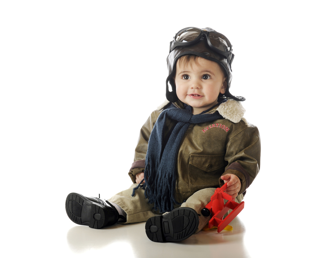Маленький ребенок в костюме пилота 